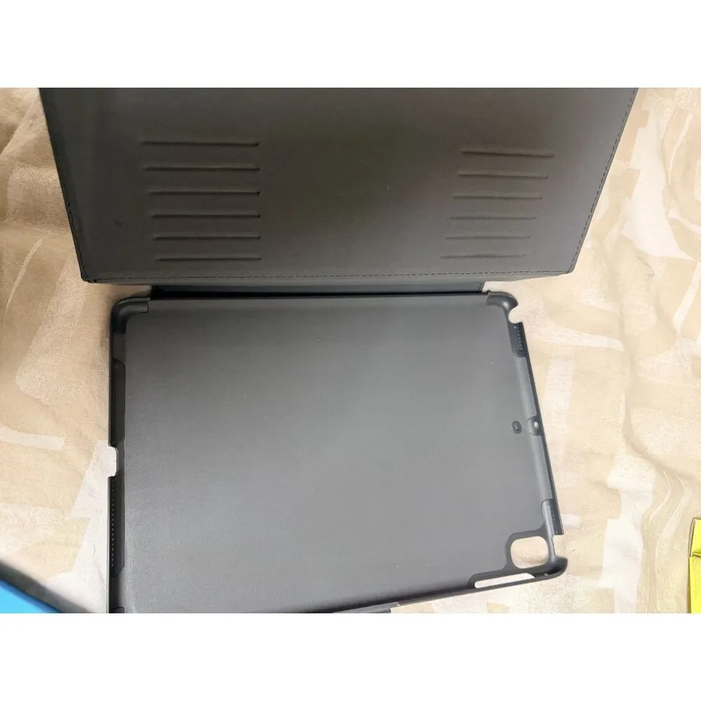 Speck Black 9.7